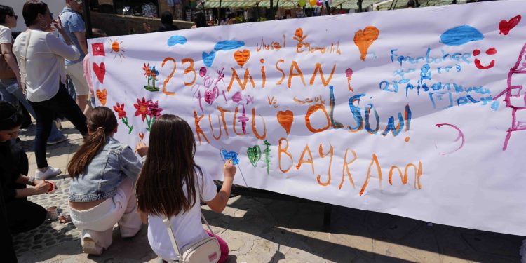 Girne’de 23 Nisan Şenliği düzenlendi