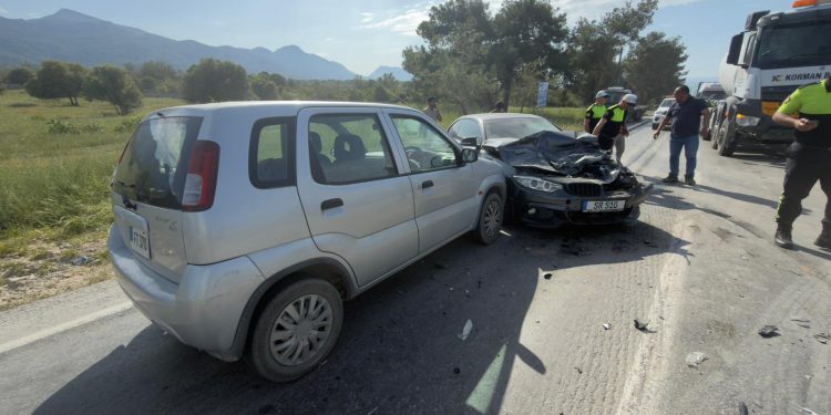 Arapköy girişinde iki araç kafa kafaya çarpıştı