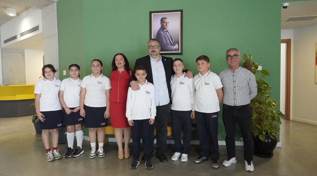 23 Nisan İlkokulu öğrencileri Girne Belediye Başkanı Şenkul’u ziyaret etti