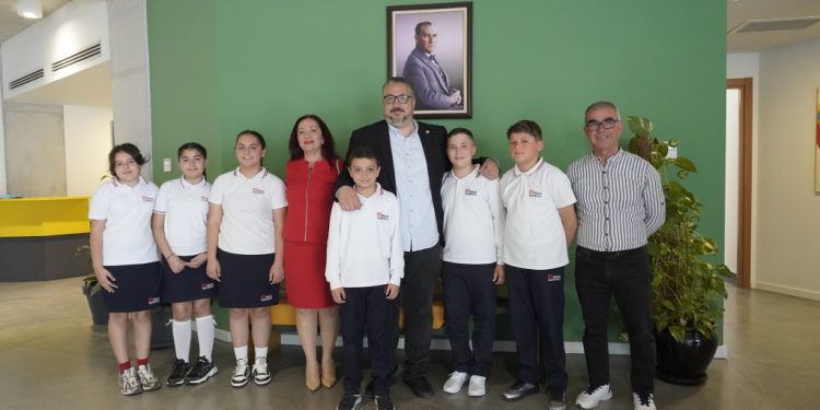 23 Nisan İlkokulu öğrencileri Girne Belediye Başkanı Şenkul’u ziyaret etti