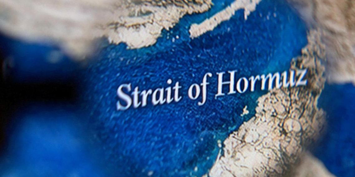 Hürmüz Boğazında üç gemiye ateş açıldı