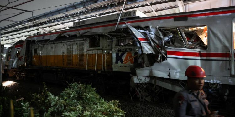 Endonezya'da tren kazasında 4 kişi öldü, 38 kişi yaralandı
