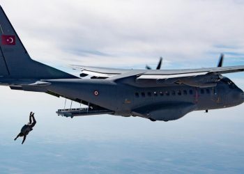 NATO'dan Türk paraşütçü paylaşımı