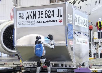Japonya'da havalimanında bavullar insansı robotlara emanet