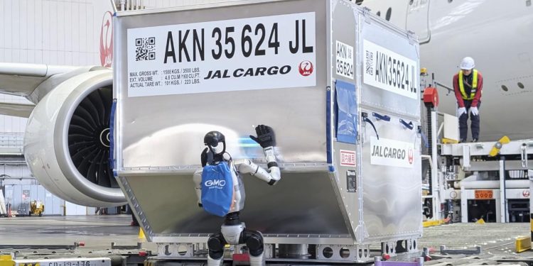 Japonya'da havalimanında bavullar insansı robotlara emanet