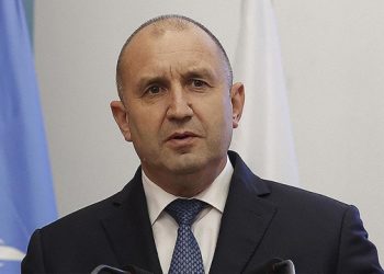 Bulgaristan'da ilk sonuçlar, eski Cumhurbaşkanı Radev'in tek başına hükümet kurabileceğini gösteriyor