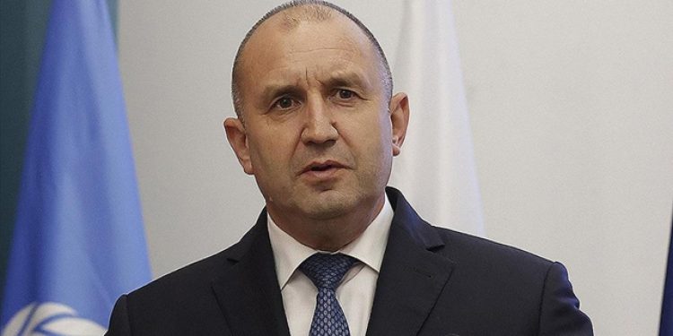 Bulgaristan'da ilk sonuçlar, eski Cumhurbaşkanı Radev'in tek başına hükümet kurabileceğini gösteriyor