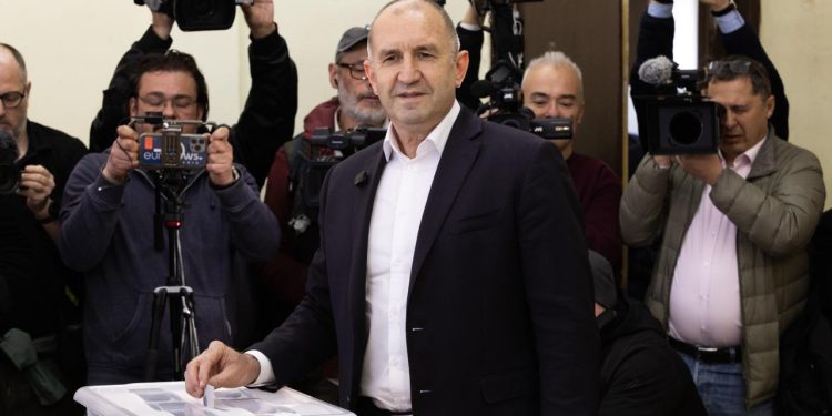 Bulgaristan'da eski Cumhurbaşkanı Radev, genel seçimi birinci tamamladı