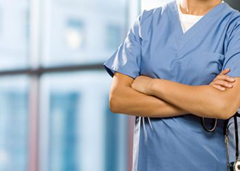 İngiltere'de hastaneler personel açığı nedeniyle hemşireleri doktorların yerine kullanıyor