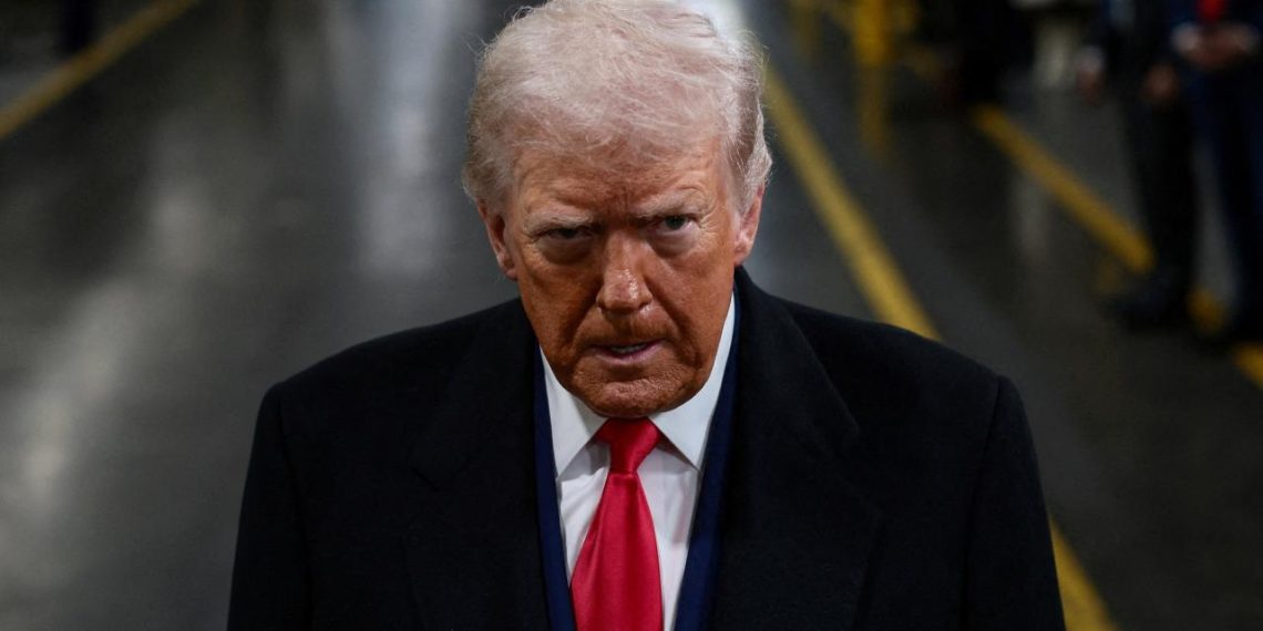 Trump'ın onay oranı düşmeye devam ediyor