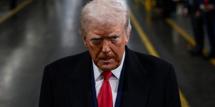 Trump'ın onay oranı düşmeye devam ediyor