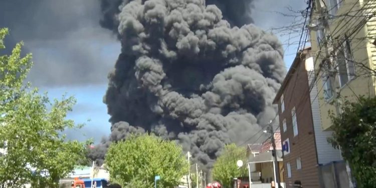 Rusya'nın Tuapse kentindeki petrol rafinerisinde yangın söndürme çalışmaları sürüyor
