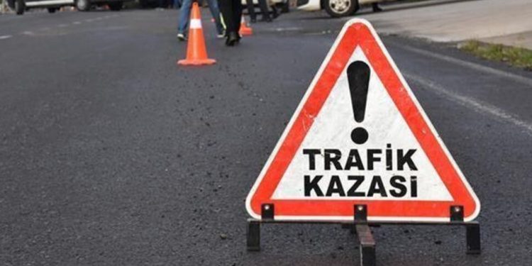 Anayolda korkutan kaza: Otomobil ve tır çarpıştı!