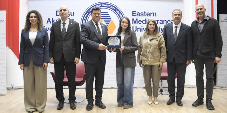 Ödüllü gazeteci DAÜ Mezunu Alaqad, öğrencilerle buluştu