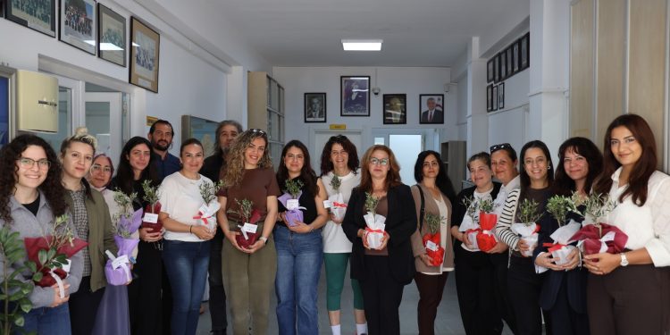 İskele Belediyesi, annelere, saksıda zeytin ağacı armağan ediyor