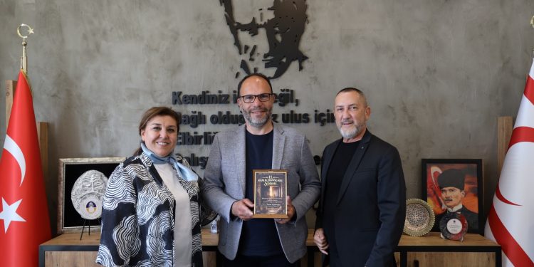 Kıbrıs Türk Halk Dansları Federasyonu, İskele Belediye Başkanı Sadıkoğlu’nu ziyaret etti