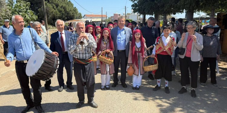 Başbakan Üstel, 15. Geleneksel Yeşilırmak Çilek Festivaline katıldı