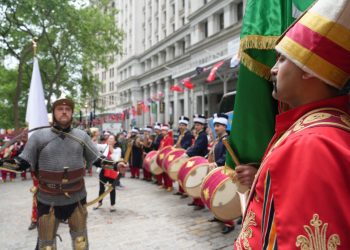 New York'ta 43. Türk Günü Yürüyüşü için bayrak çekme töreni düzenlendi