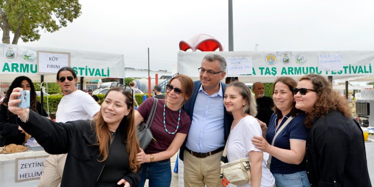 Cumhurbaşkanı Erhürman, 8. Karşıyaka Taş Armudu Festivali’ne katıldı