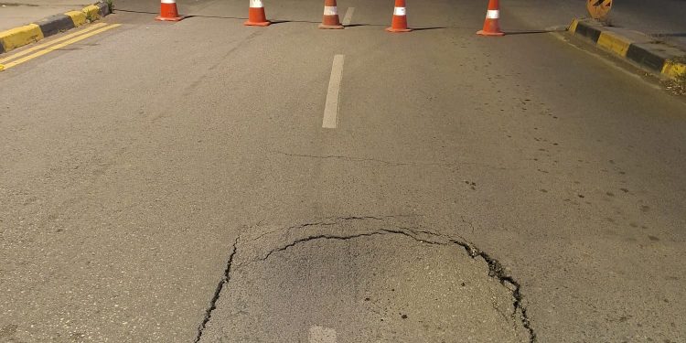 Sürücülerin dikkatine: Atatürk Caddesi’nde yol çöktü
