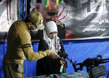 Tahrandaki Venek Meydanında halka silah eğitimi veriliyor