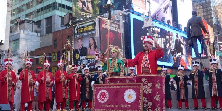 Milli Savunma Bakanlığı Mehteran Birliği Times Meydanı'nda performans sergiledi