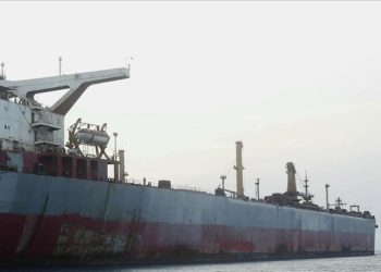 ABD firkateynine 2 İran füzesi isabet etti