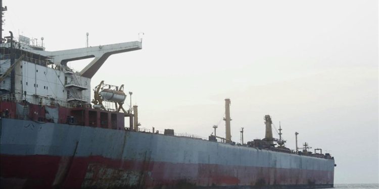 ABD firkateynine 2 İran füzesi isabet etti
