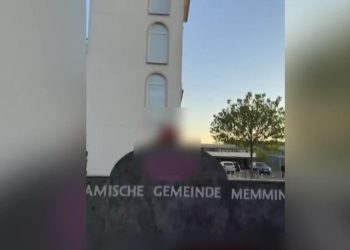 Almanya'da caminin duvarı tahrip edildi ve girişine domuz başı bırakıldı