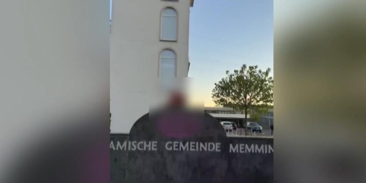 Almanya'da caminin duvarı tahrip edildi ve girişine domuz başı bırakıldı