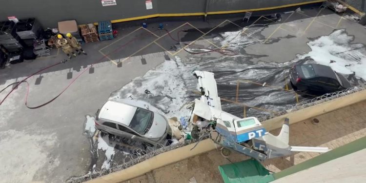 Brezilya'da küçük uçak, binaya çarptı: 2 ölü