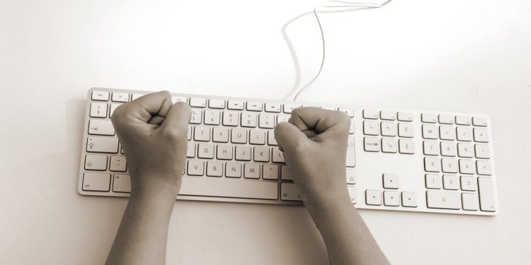 AB'de internet kullanıcılarının yaklaşık yarısı çevrim içi nefret içerikleriyle karşılaştı