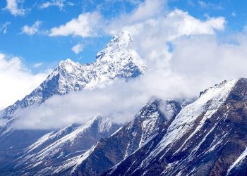 Everest Dağı'na bir günde 274 dağcı tırmanarak rekor kırdı