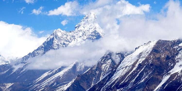 Everest Dağı'na bir günde 274 dağcı tırmanarak rekor kırdı