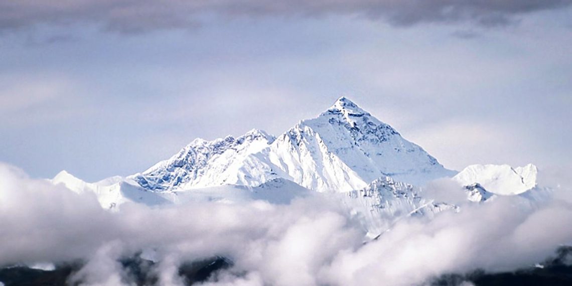 Everest'in zirvesine tek günde rekor sayıda dağcı ulaştı