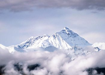 Everest'in zirvesine tek günde rekor sayıda dağcı ulaştı