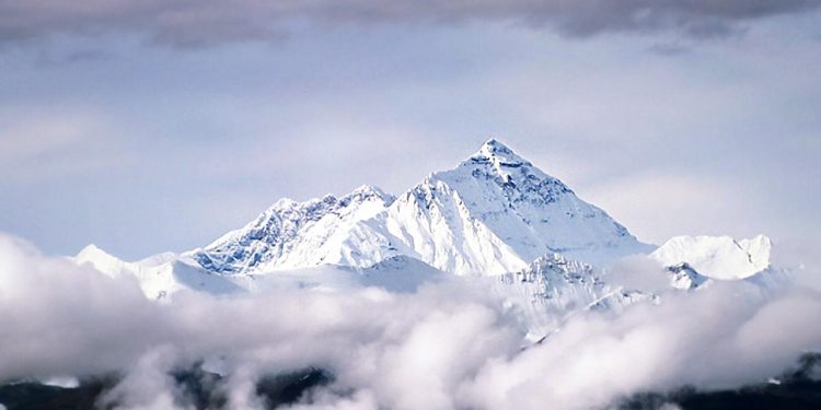 Everest'in zirvesine tek günde rekor sayıda dağcı ulaştı