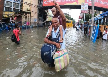 Hindistan'da şiddetli yağış ve fırtına nedeniyle 27 kişi hayatını kaybetti