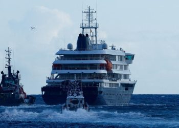 Hantavirüs vakalarının olduğu yolcu gemisi Tenerife'den ayrılarak Rotterdam'a hareket etti