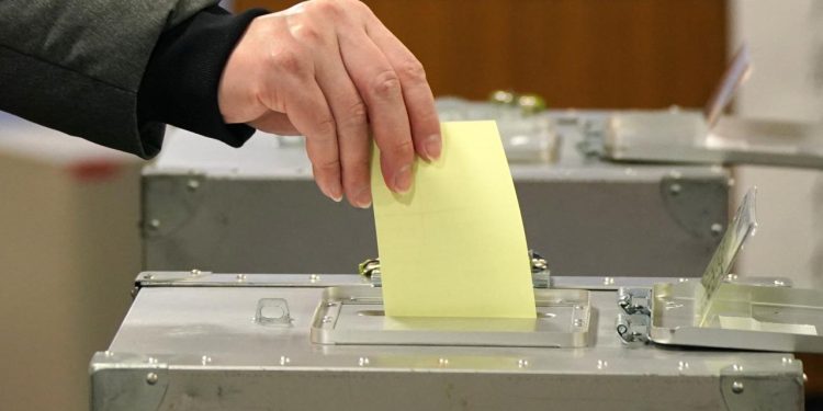 İngiltere'de halk yerel seçimler için sandık başında