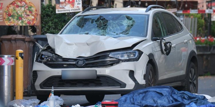 Almanya'da bir araç, yayaların arasına daldı: 2 ölü, 8 yaralı
