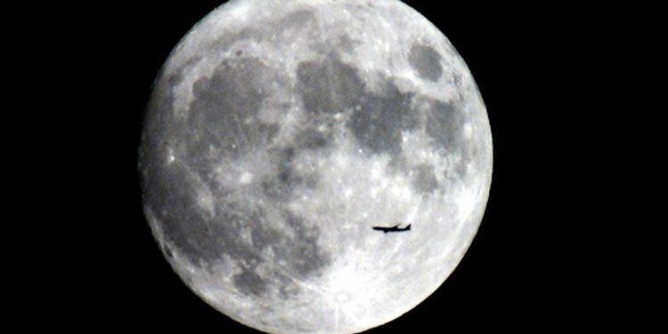 SpaceX roketi Ay'a çarpmak üzere