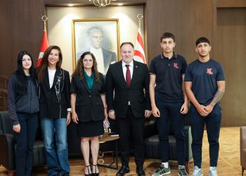 Öztürkler Türkiye’de yarışmalara katılacak Kurtuluş Lisesi erkek atletizm takımını kabul etti
