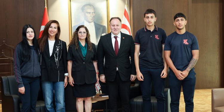Öztürkler Türkiye’de yarışmalara katılacak Kurtuluş Lisesi erkek atletizm takımını kabul etti