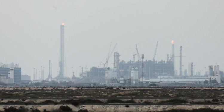 Katar, savaşın başından bu yana Hürmüz Boğazından ilk LNG sevkiyatını yaptı
