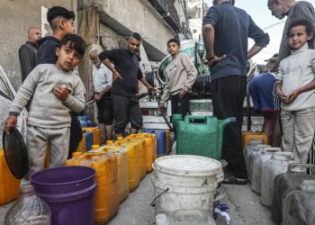 Gazze'de, okul sırasında olması gereken çocuklar saatlerce su kuyruğunda bekliyor