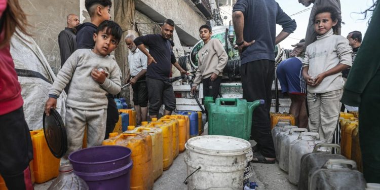 Gazze'de, okul sırasında olması gereken çocuklar saatlerce su kuyruğunda bekliyor