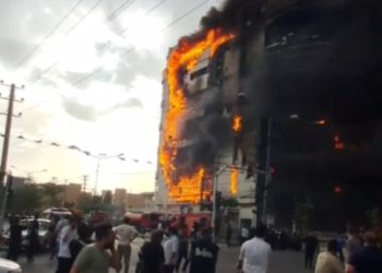 Tahran'da bir alışveriş merkezinde yangın çıktı