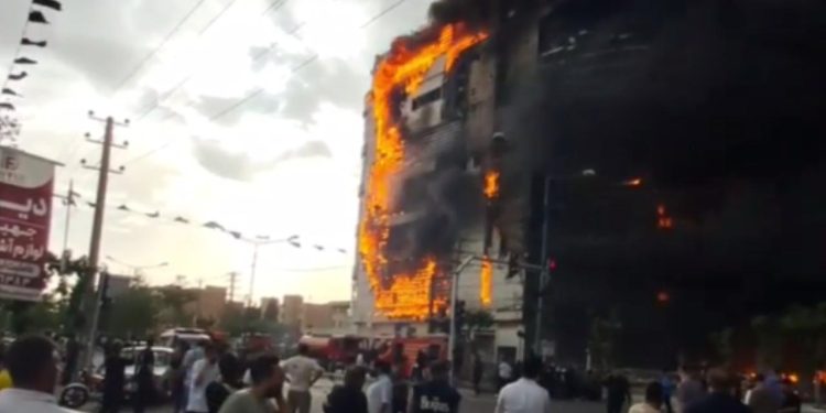 Tahran'da bir alışveriş merkezinde yangın çıktı