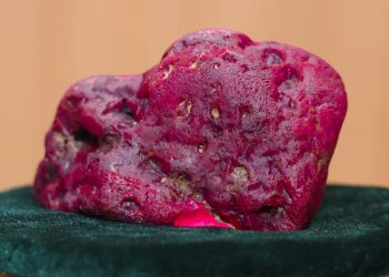 Myanmar'da 2,2 kilogram ağırlığında nadir bir yakut bulundu